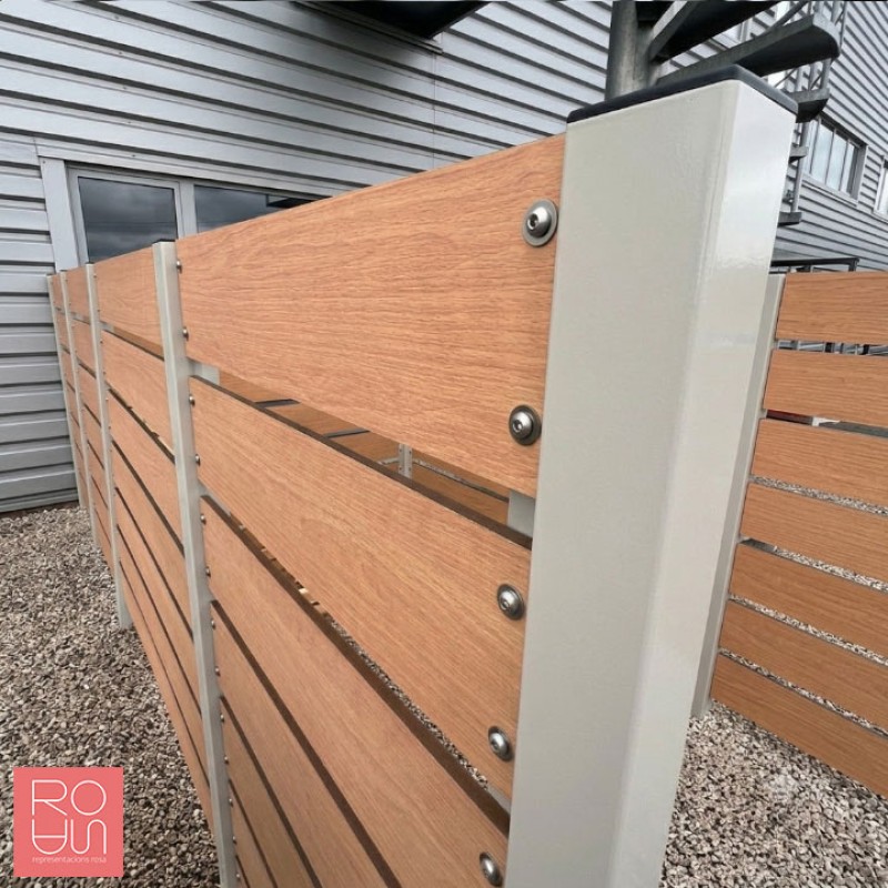 Guardacontenidors modulable en lames de fusta compacte 